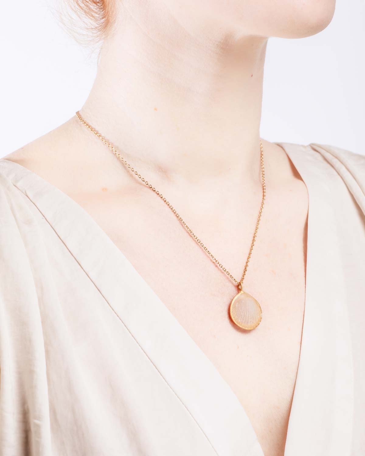 Under the Sea 16" Adj. Shell Pendant - Frosted Clear